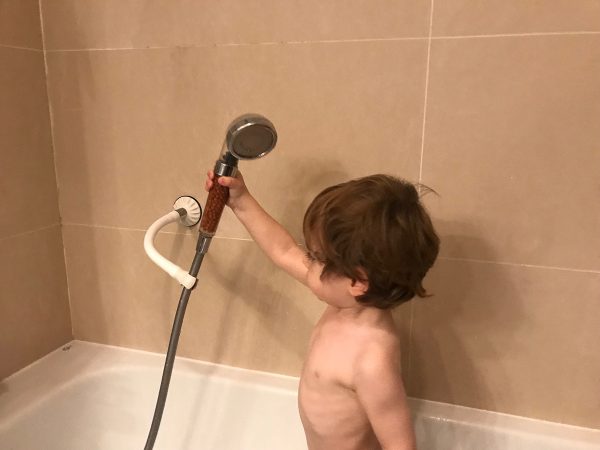 Enfant utilisant le support de douche Manea